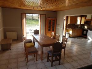 a kitchen and dining room with a table and chairs at Grand Appartement avec cheminée dans maison, parking gratuit in Mionnay