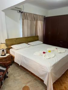 una camera da letto con un grande letto con asciugamani di Casa De Bella a Victoria