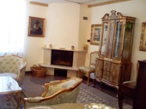 a living room filled with furniture and a china at Affittacamere Le Meridiane in Maissana