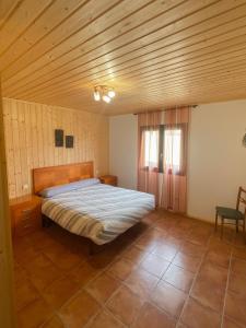 Łóżko lub łóżka w pokoju w obiekcie Casa Rural Laurenea