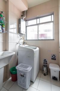Family Space Curitiba/vaga de garagem Gratis في كوريتيبا: حمام صغير مع حوض ومرحاض