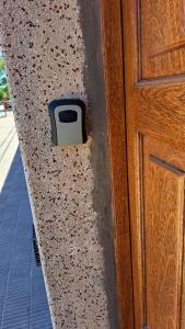 a stone wall with a door knob on a building at El Roble in Bahía Blanca