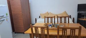cocina con mesa, sillas y cama en El Roble en Bahía Blanca