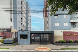 un edificio con una puerta delante de algunos edificios en Family Space Curitiba/vaga de garagem Gratis, en Curitiba
