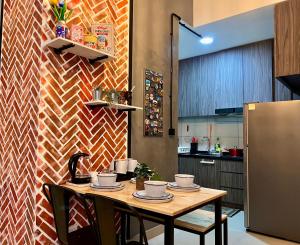 uma cozinha com uma mesa com tigelas e pratos em UrbanRuma#Industrial#Putrajaya#500Mbps#Netflix em Putrajaya