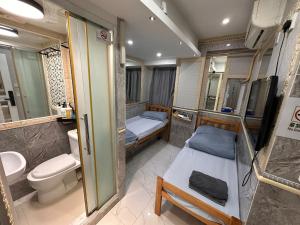 Ένα μπάνιο στο T A B Hotel