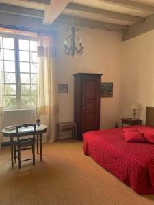 Ein Bett oder Betten in einem Zimmer der Unterkunft L'Ancien Couvent Cahuzac