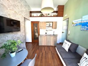 uma sala de estar com um sofá e uma mesa em Maison Plebiscito em Nápoles mais 10 fotografias