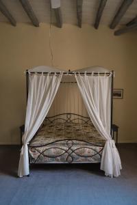 Ein Bett oder Betten in einem Zimmer der Unterkunft L'Ancien Couvent Cahuzac