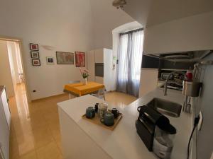 eine Küche mit einer Spüle und einer Arbeitsplatte in der Unterkunft Casa Carulli49 in Bari