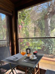 un tavolo con un bicchiere di succo d'arancia e un piatto di cibo di Hotel d'Orleans a Palermo