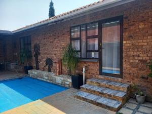 La alberca dentro o cerca de Meadows Guesthouse