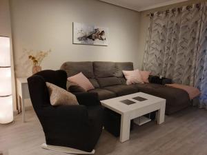 a living room with a couch and a table at Exclusivo apartamento en Canet in Canet de Berenguer