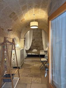 una camera con un muro in pietra e una camera con una finestra di Boccaporto a Polignano a Mare