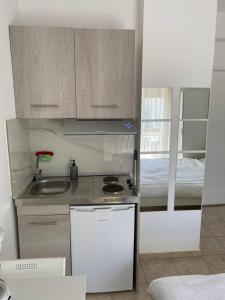A kitchen or kitchenette at maren apartment