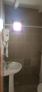 łazienka z umywalką i oknem w obiekcie Departamento Ushuaia w mieście Ushuaia
