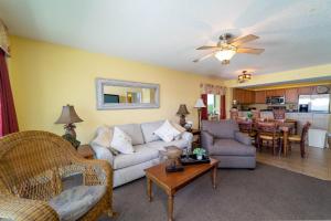 Posezení v ubytování Malibu Pointe Beach Club 606 - Across The Street From The Ocean! Sleeps 12 guests!