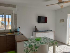 cocina con mesa y encimera en Apartamentos Panoramica, en Peñíscola