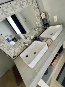 La salle de bains est pourvue de 2 lavabos et d'un grand miroir. dans l'établissement GSand Le Clos du May, à Le Poinçonnet