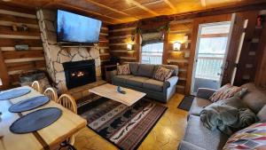 Posezení v ubytování Rustic Cabin
