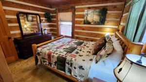Postel nebo postele na pokoji v ubytování Rustic Cabin