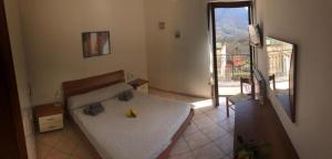 Habitación pequeña con cama y balcón. en Il Giardino dei limoni, en Polvica