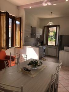 cocina y comedor con mesa y sillas en Il Giardino dei limoni, en Polvica