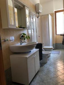 - Baño con 2 lavabos y 2 aseos en Il Giardino dei limoni, en Polvica