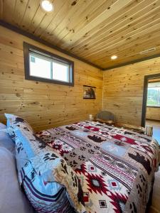 ein Schlafzimmer mit einem Bett in einem Blockhaus in der Unterkunft 7 BEARS Stunning views in Sevierville