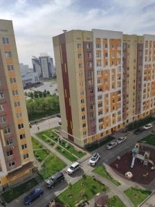 una vista aérea de una ciudad con edificios altos en 1 комнатная квартира в ЖК Алмалы,район Алматы Арена, en Almaty