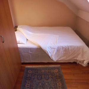 Voodi või voodid majutusasutuse Loli Caffe Apartment toas +4 fotot