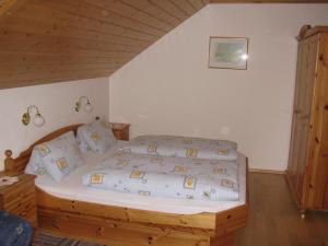 Haus Pfarrkirchner في ماوترندورف: غرفة نوم بسرير كبير في غرفة