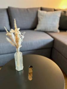 a vase with flowers on a table in a living room at Wohnglück Seifferer in Ravensburg