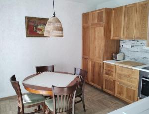 A kitchen or kitchenette at Home LTT - near airport, spacious, sunny apartment