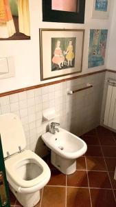 諾瓦拉的住宿－Casa Atelier，一间带卫生间和水槽的浴室