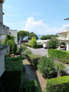 a view of a garden with bushes and flowers at Appartamento Bel Sito in Bardolino