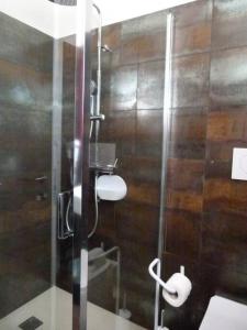a bathroom with a shower with a glass door at Appartamento Bel Sito in Bardolino
