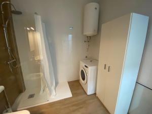 y baño con lavadora, lavadora y secadora. en Mateos, en Murcia