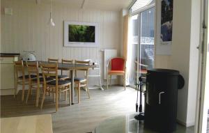 eine Küche und ein Esszimmer mit einem Tisch und Stühlen in der Unterkunft Ferienhaus Venus B in Sankt Andreasberg