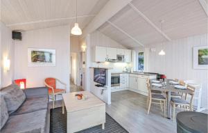 ein Wohnzimmer und eine Küche mit einem Sofa und einem Tisch in der Unterkunft Ferienhaus Venus B in Sankt Andreasberg