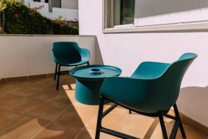 drie stoelen en een tafel in een kamer bij Starry Nights Apartment in Albufeira