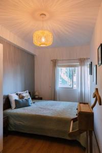 een slaapkamer met een groot bed en een raam bij Starry Nights Apartment in Albufeira