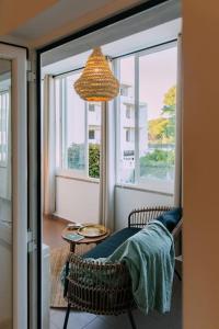 een woonkamer met een stoel en een raam bij Starry Nights Apartment in Albufeira