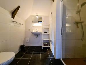 Ένα μπάνιο στο De Kan Hoeve appartementen +43 φωτογραφίες