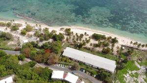 an overhead view of a beach and the ocean at Le Tilotine alizetropical in Le Moule