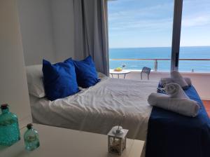 sypialnia z łóżkiem i widokiem na ocean w obiekcie Rocachica Edén Beach 41 w mieście Torremolinos