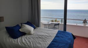 sypialnia z łóżkiem i widokiem na ocean w obiekcie Rocachica Edén Beach 41 w mieście Torremolinos