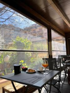 einen Tisch mit einem Teller Essen und einem Glas Wein in der Unterkunft Hotel d'Orleans in Palermo