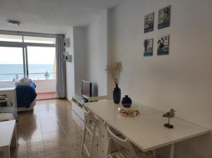 salon ze stołem i widokiem na ocean w obiekcie Rocachica Edén Beach 41 w mieście Torremolinos +37 zdjęć