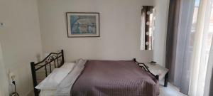ein Schlafzimmer mit einem Bett und einem Bild an der Wand in der Unterkunft Mini home in Thessaloniki